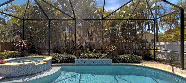 Two Master Bedrooms! Less than 1 Mile to the beach with heated pool and spa in Naples