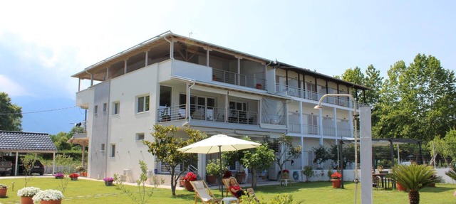 Uniquely situated holiday flat, directly on the fine sandy beach, with far-reach in Paralia Skotina