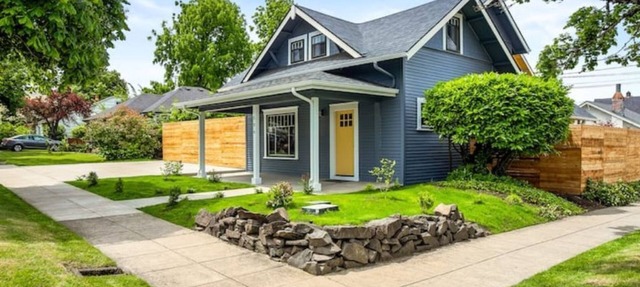 Updated and cozy, 1 block to Matthew Knight Arena and 3 blocks to Hayward Field. in Eugene
