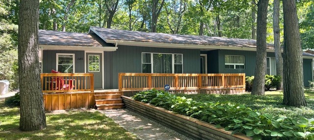 Updated Cottage in Southcott Pines, Grand Bend. Steps to Sun Beach in Grand Bend