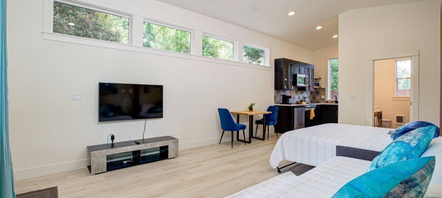 Urban-chic Studio Guesthouse in a quiet neighborhood - near Intel and Nike in Hillsboro