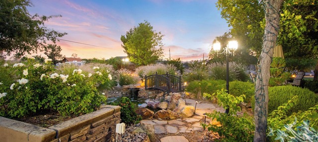 Vegas Farmhouse Retreat: Waterfall Pool/Spa, Campfire, Sports Court & RV Access in Las Vegas