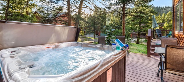 Walk to RMNP, hot tub, mountain views and river access. in Estes Park