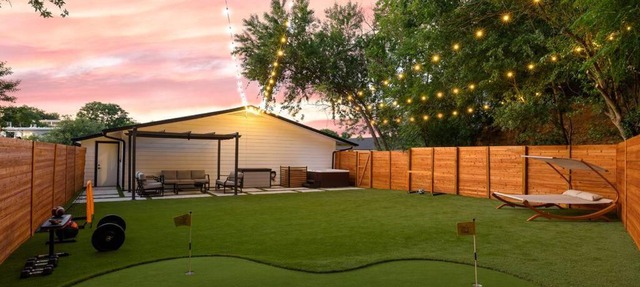 Walk to Zilker! King Bed, Putting Green, Hot Tub! in Austin