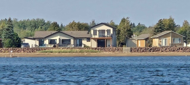 Waterfront 3-bedroom with Hot Tub in Richibucto