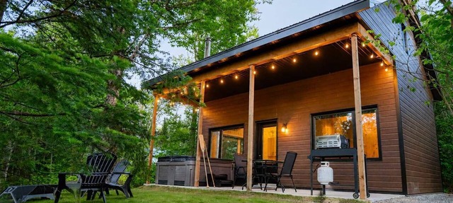Waterfront Chalet with Spa | Le Geai Bleu in Shannon