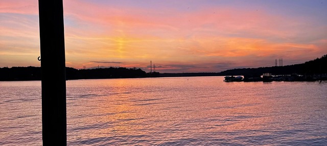 Waterfront Cottage, Fiery Sunsets in Charlotte