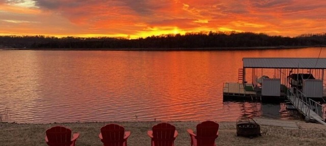 Waterfront, Easy Slope Lake Access, Dog Friendly, HOT TUB, lots of activities in Rogers