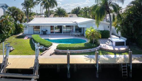 Waterfront Luxe 3BR, Pool, Hot Tub & Dock in Lighthouse Point