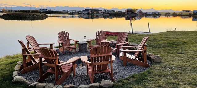 Waterfront property 25 min from Waterton in Hill Spring