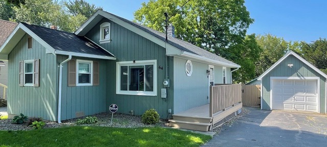 Welcome to “The Seabreeze Lakeside Getaway” in the heart of a true vacation town in Irondequoit