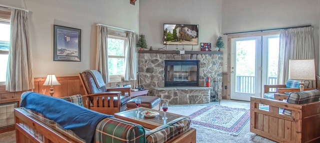 Whistlepunk #12: 4 Bedroom, 3 Bath: Slope Side, Wood Fireplace. in Snowshoe