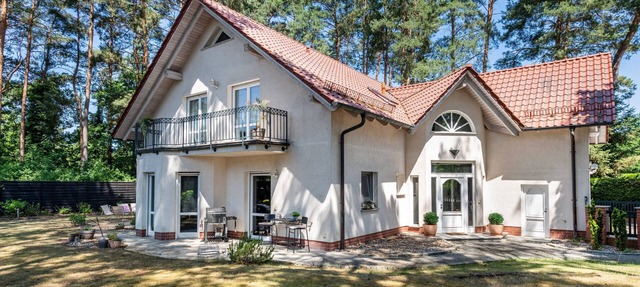 Whole Lakeside Retreat Villa + Annex for 14 – Sandy Beach & 20 Mins to BER in Bestensee