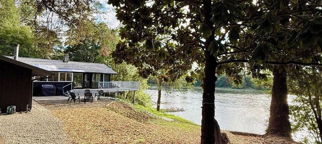 Willamette Riverfront Estate - Wine County. Secluded on 2.5 acres w/Deck Views. in Salem