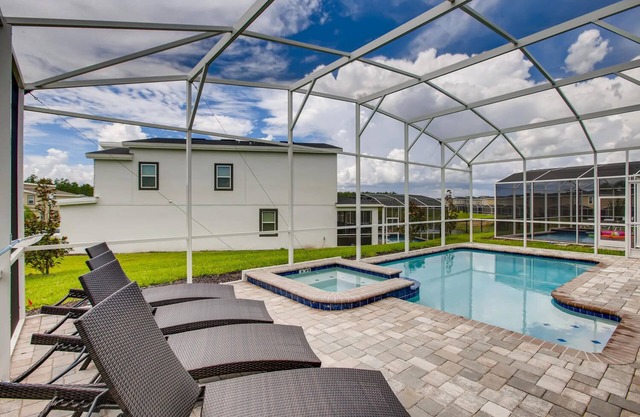 8908 CC - 6BR Luxury Home: Private Pool in Davenport