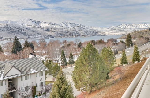 Lake-view condo with pool & hot tub - across street from lake access in Chelan