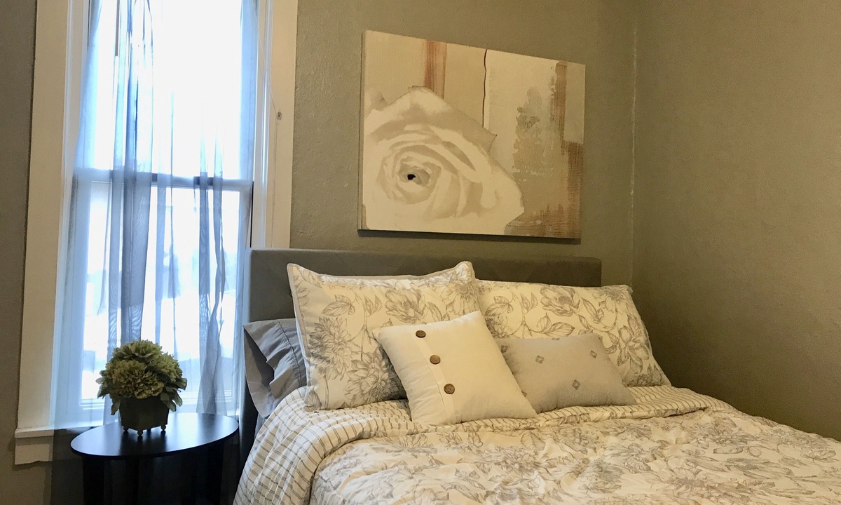 Loveland House | Sweetheart City Guest House - Loveland Colorado (entire home + fenced backyard)