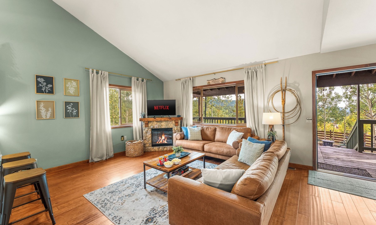 Cripple Creek Cabin | ★ Sleeps 4 ★ Surrounding Mtn + Aspen Vistas + Hot Tub + Game Room