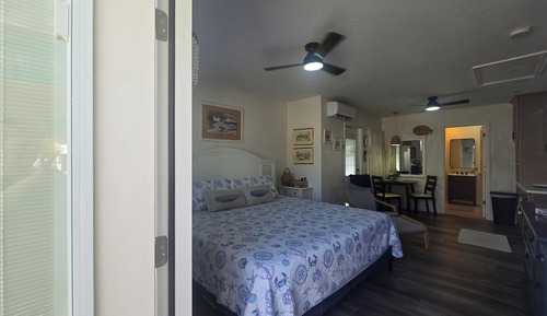 Comfort Studio Suite, 1 King Bed, Garden View