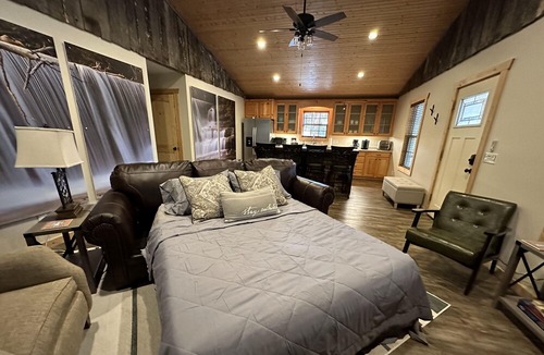 Mentone Cabin | Charming Cabin Getaway: Where Rustic Meets Remarkable