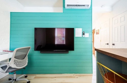 Wilmington House | Tiny House Apt in Little Italy w OffStreet Parking