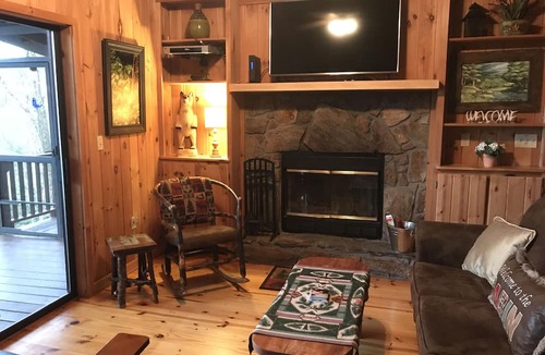 Hiawassee Cabin | Brown Bear Hideaway, Beautiful Mtn View, Screen Porch, King, 2 miles to town