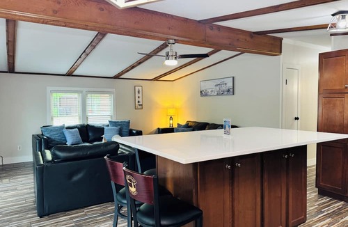 Put-in-Bay House | Your Poolside Cabin Escape | 8 ppl | IC6
