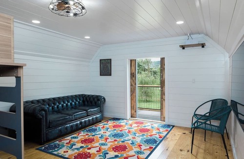Townsend House | Riverfront getaway, Walking distance to Awesome!