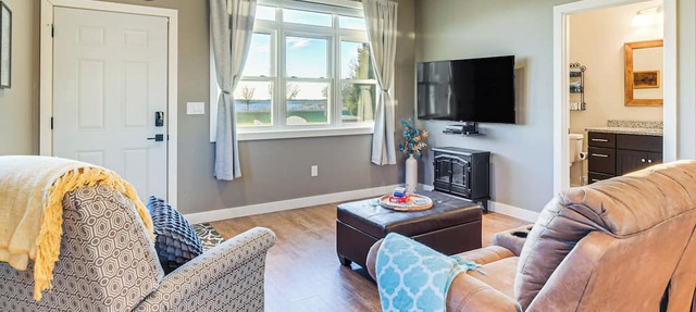 Lakefront Gem: Grills & Fire Pit in Dent in Dent