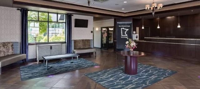 Ideal Family Getaway: Fun Water Park & Comfy Lodging Near Mall in Bloomington