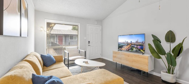 Prime Soco Comfy 2BR King Suite w Pool Parking in Austin