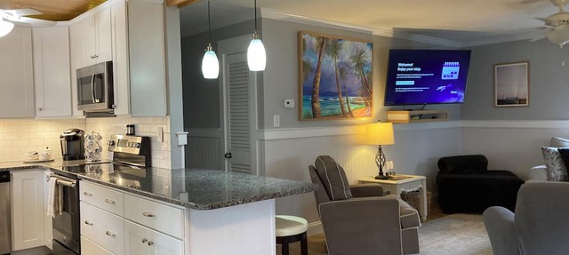 Pet-Friendly OBX Retreat - 3BR/2BA - Private Beach Parking MP6 Kill Devil Hills in Kill Devil Hills