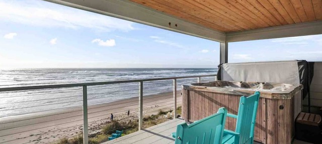 Extraordinary Beach and Oceanfront Views, Pet Friendly, Hot Tub & Fire-Pit, Luxury in Rockaway Beach