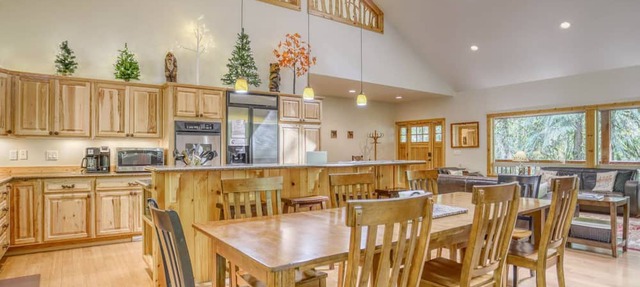 Spacious Barlow Trail Lodge, 2 fireplaces, media room, hot tub in Rhododendron