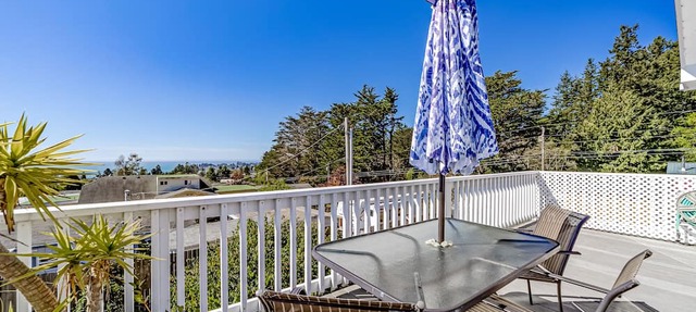 Perfect Escape Near the Beach W/Fast WiFi, Kitchenette, Large Deck & Ocean View in Brookings