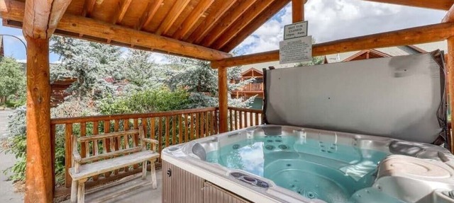 Spacious condo close to WP Ski Resort w/shared hot tub & evaporative cooler in Winter Park