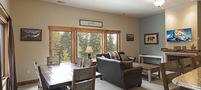 Pines 4 bedroom condo just steps to slope! AC for those hot summer days/underground parking in Whitefish