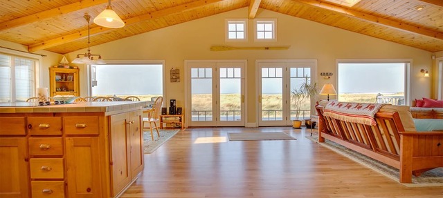Spectacular Large Oceanfront Home Panoramic View Quiet Area Dog Friendly in Rockaway Beach