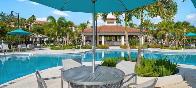 Tropical Dreams Townhome At Vista Cay Close to all attractions in Orlando