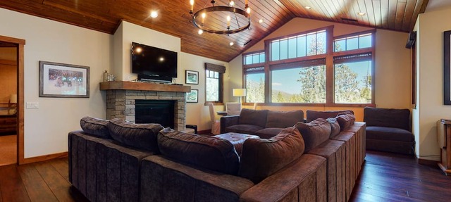 5-Star Lavish Family Home, Private Hot Tub & Double Garage, Near Eagle Lodge in Mammoth Lakes
