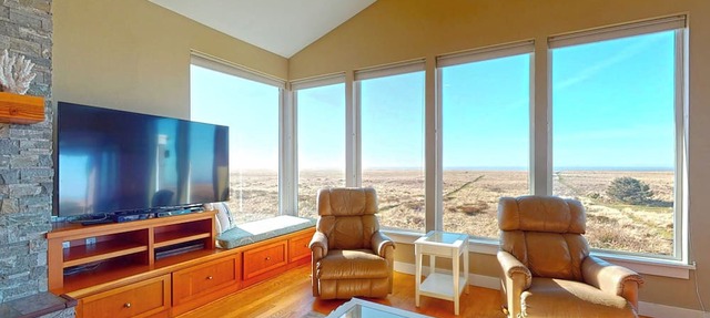 OCEAN FRONT: MODERN MARVEL: Seaside Vacation Homes, Inc Managed Property in Gearhart