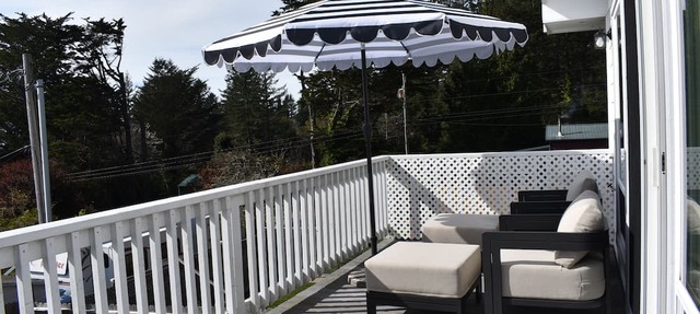 The Blue Bird A Luxury Cottage with Deck and Peek a Boo Views of Ocean in Brookings