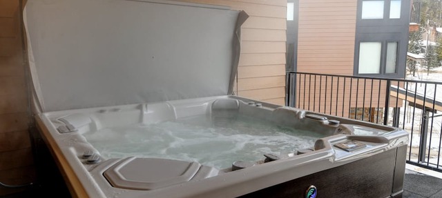 Downtown WP Penthouse 221 I Private Hot Tub I Great Views I Triple Bunk I Discounted Attractions in Winter Park