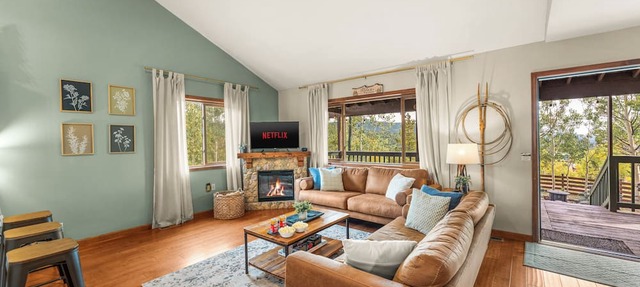 ★ Sleeps 4 ★ Surrounding Mtn + Aspen Vistas + Hot Tub + Game Room in Cripple Creek