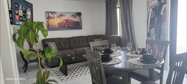 Amazing 3-bedroom, 3 bathrooms house sleeps 11, with Jacuzzi vibrant Miami in Miami