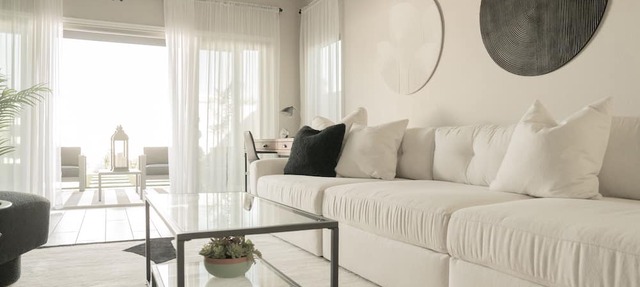 Upscale Home - Heated Modern Pool, Outdoor BBQ, Large Kitchen, Up to 8 Guests! in Las Vegas