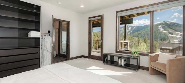 Top Floor Luxury, Mountain Views, Hot Tub in Winter Park