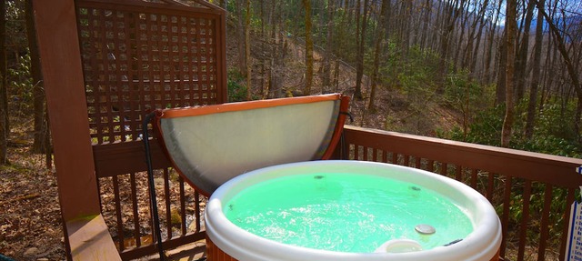 Log Cabin, Rushing Creek, Hot Tub, Firepit, Wood Fireplace, WiFi, A/C in Maggie Valley