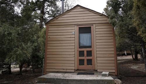 Remote and Cozy Mountain Cabin Nestled in the Poudre Canyon, Perfect for a Pet Friendly Glamping Retreat in Glen Echo