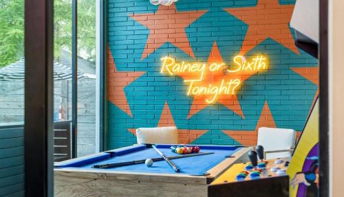 Refined Rainey Retreat - Pool - Hot tub - Fire Pit in Austin
